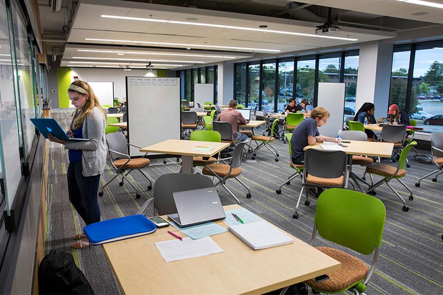 Students studying in the Mary Poppe Chrisman Success Center on the 足彩平台 campus.